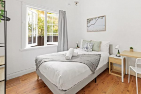 Quaint Double Room - Seconds to Shops & Eateries - Shared Bathroom